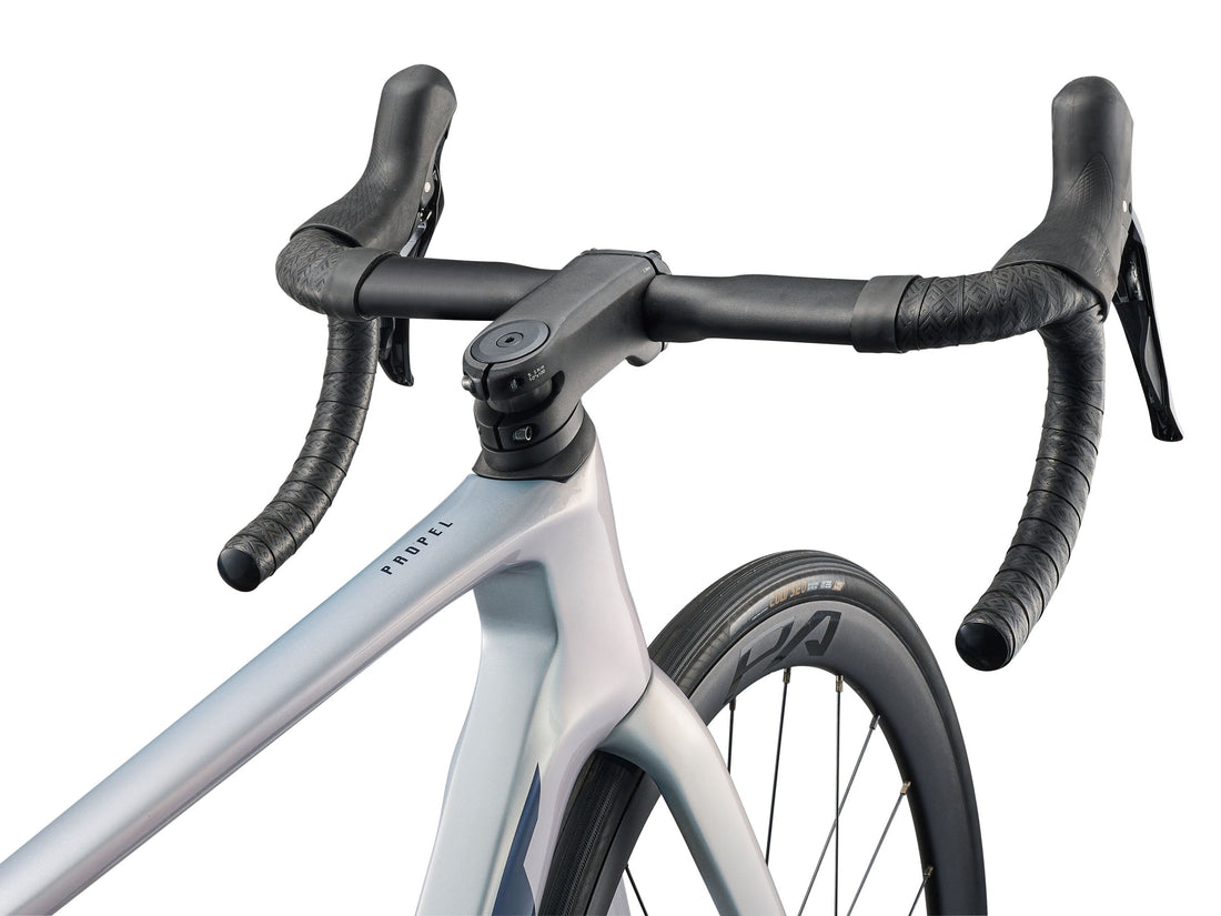 Giant Propel Advanced 2 Carbon Road Bike 2026